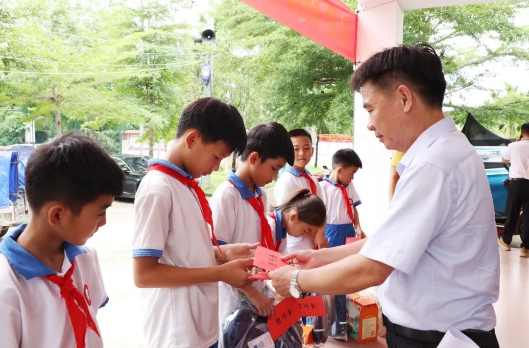 韦德1946到乡村振兴联系点举行留守儿童“六一”关爱活动